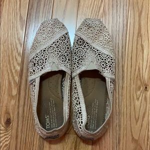 Cream Lace Toms